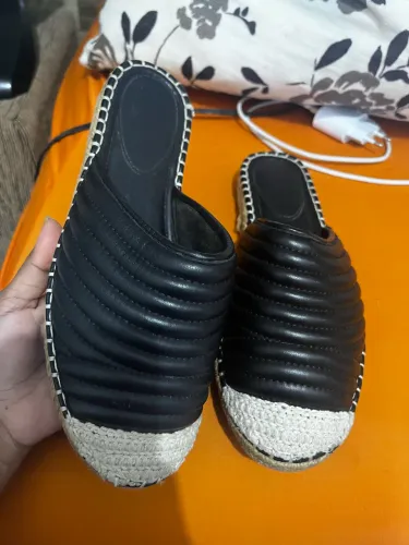 mules pretos estilo alpargata da Arezzo possuem cabedal acolchoado tamanho 36
