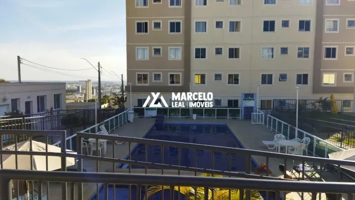 Alugo, apto padrão de 1º andar com 2/4 e armários na cozinha em condomínio com