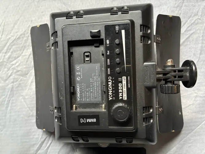 Kit com 2 iluminadores Yongnuo YN300 II Pro LED