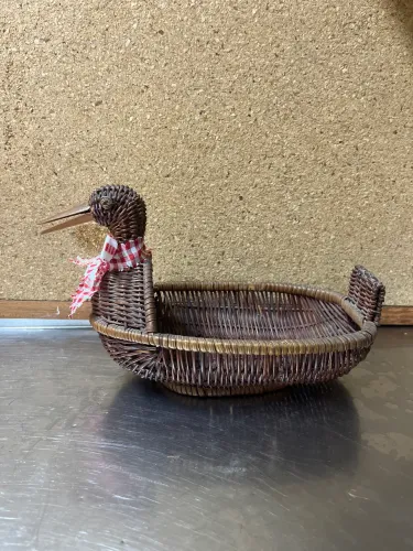 Cesta vintage de vime formato pato, relíquia conservada