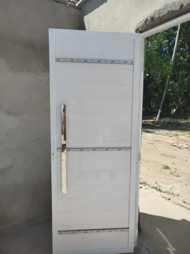 Porta social em alumínio Branco com puxador em inox