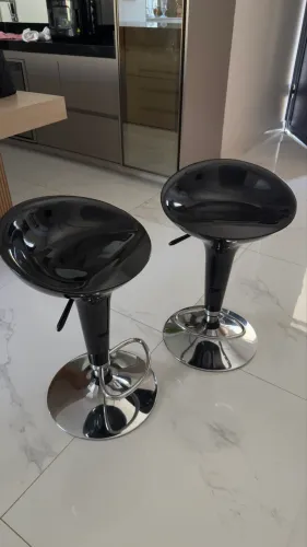 Vendo 2 banquetas na cor preta