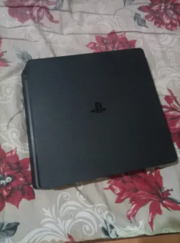 Vendo PlayStation 4 acompanha 2 controle pega perfeitamente tudo ok .