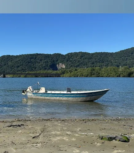 Barco com motor de 15 Jhonson