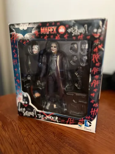 Coringa MAFEX