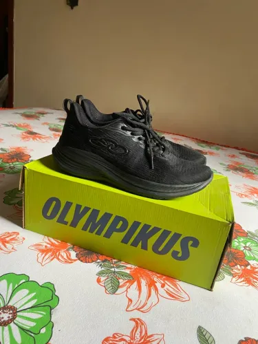 Tênis preto