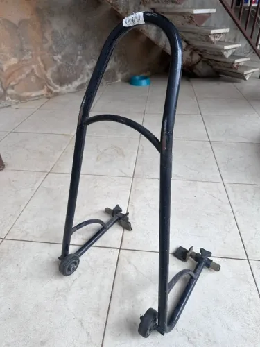 Cavalete para manutenção em motocicleta