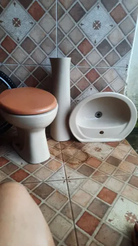 Conjunto vaso sanitário e pia.