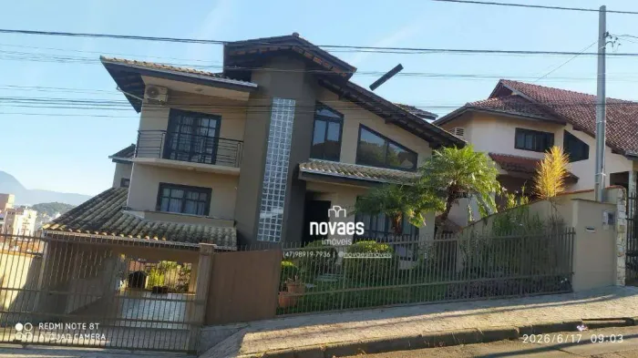 Sobrado com 4 dormitórios para alugar por R$ 12.174,75/mês - Saguaçu - Joinville/SC