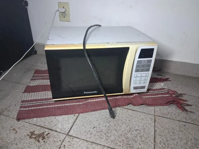 Micro-ondas Panasonic 21L NN-ST254W 127V - Liga / Para Conserto ou Peças