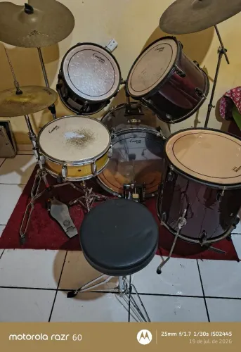 Bateria Acústica Completa City/Custom com Pratos, Banco e Pedal