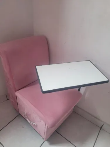 Poltrona de manicure com apoio para atendimento