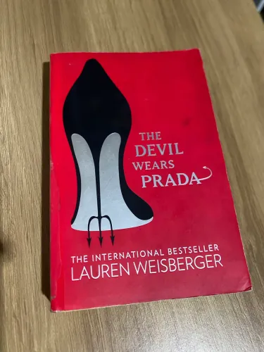 The Devil Wears Prada, O Diabo Veste Prada capa comum (idioma inglês).