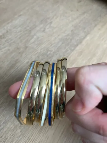 Pulseiras douradas