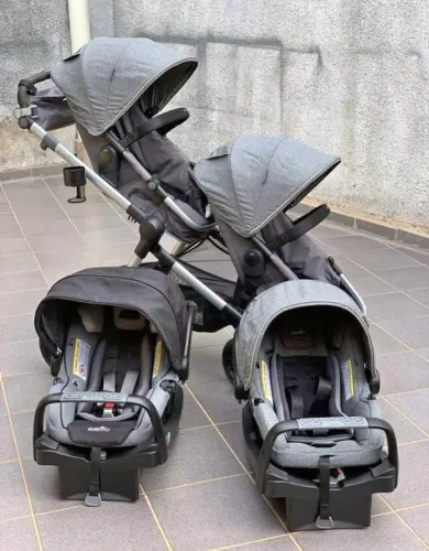 Carrinho de gêmeos com bebê conforto evenflo 