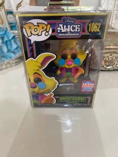 Funko pop Disney coelho branco white rabbit black light 