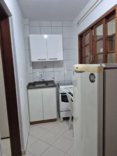 Alugo kitnet na rua Tenente olímpio Costa 101, Coloninha Florianópolis.