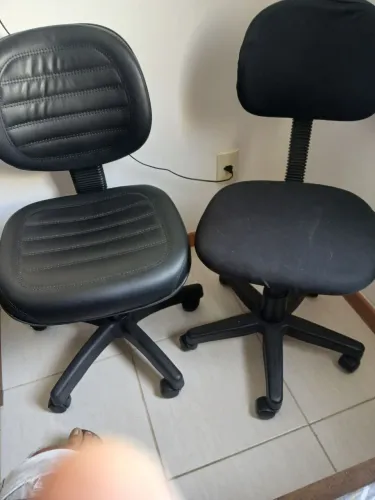 Vende-se 2 cadeiras de escritório tel *