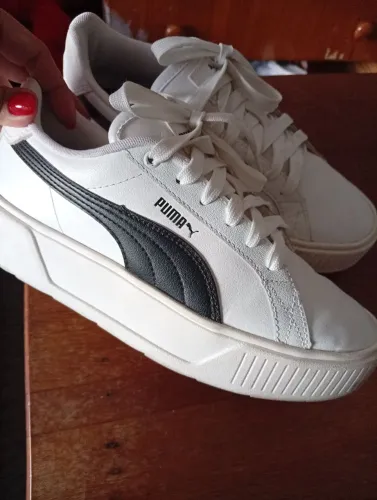 Tenis couro puma, e bota moncity preta.