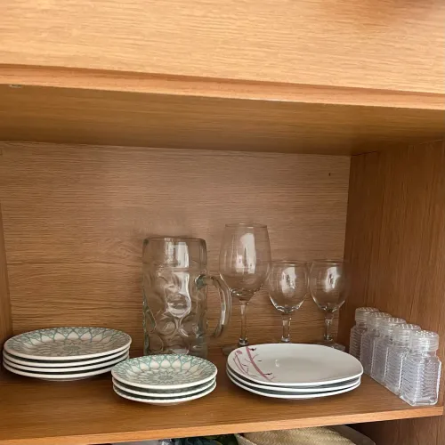 Kit de cozinha com pratos, copos e porta temperos