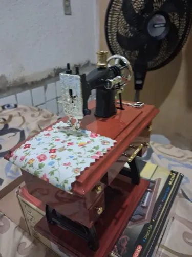 Máquina de costura musical
