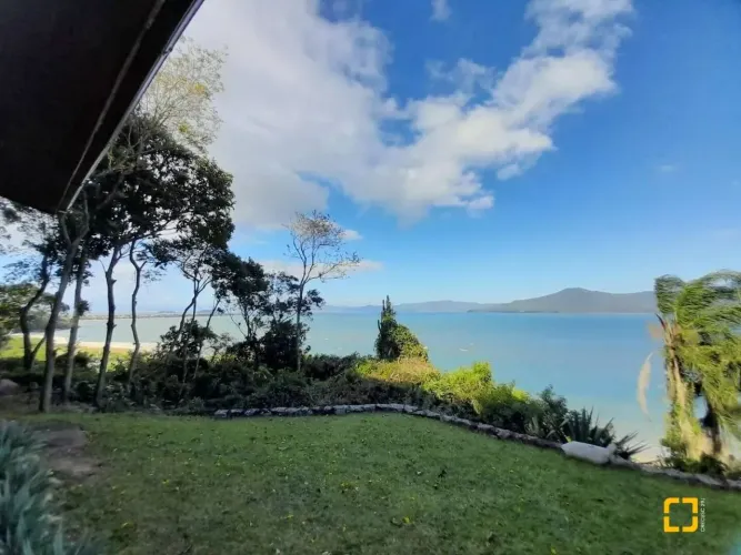 TERRENO com casas em ampla estrutura multifamiliar de frente para o mar na Praia do Forte 