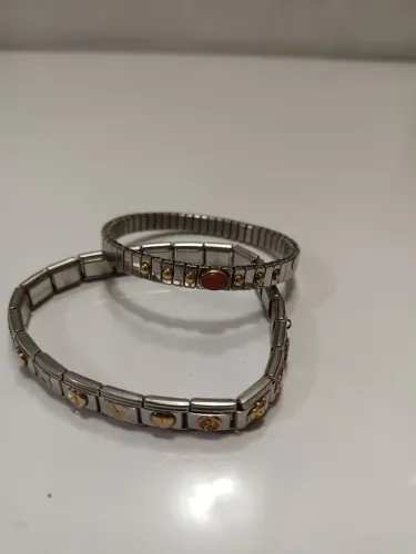 Pulseira em aço com símbolos variados alguns de ouro