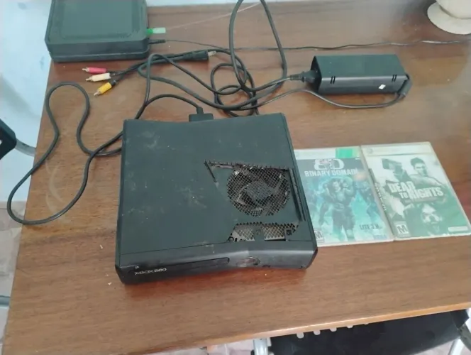 vendo xbox 360 mais tem que conserta ,vem com a fonte de alimentcao e cabos