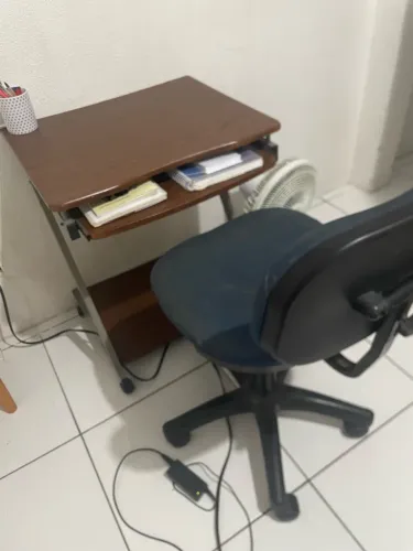 Escrivaninha + cadeira
