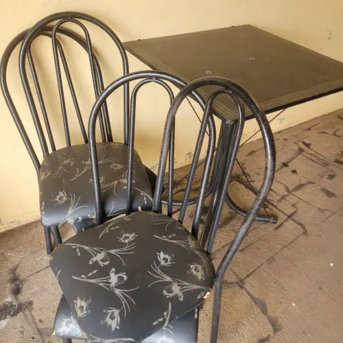 Mesa com 4 cadeiras