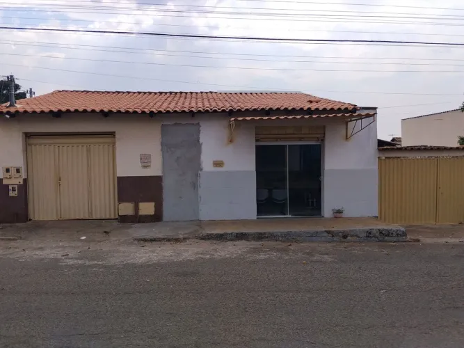 Renda por mês 2.500 Imóvel com 2 casas e uma sala para renda fica no setor oriente Ville