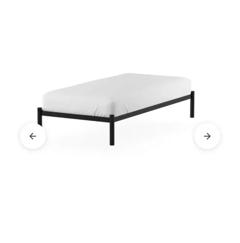 Cama de ferro da TokStock