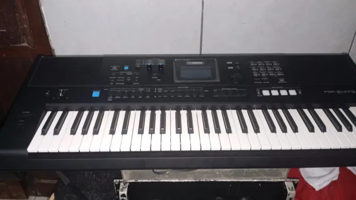 Excelente teclado PSR E 473 já sampleado com USB