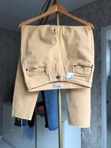 Calças jeans lança perfume
