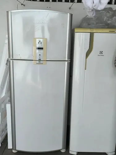 Geladeira Brastemp, uma Eletrolux <br><br>A menor Eletrolux o mesmo problema 220v