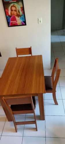 Mesa de cozinha e quatro cadeiras