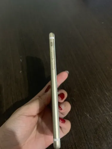 Vendo iPhone 7 64GB, cor dourada ?