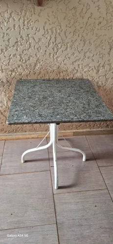 Mesa de granito com base de ferro