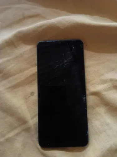 Celular realme a venda/aceito trocas a tela tá quebranda e a câmera traseira também
