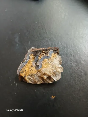 Vendo pedra de geodo de ágata bruta com cristais expostos