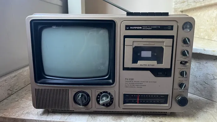 TV Portátil Vintage Nippon TV-939 - Rádio AM/FM + TV + Toca-fitas Cassete