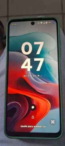 Vendo um celular motogi 34 sim novo valeu R$ 500,00.