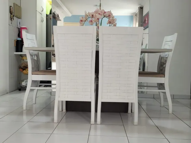 Mesa com 6 cadeiras 