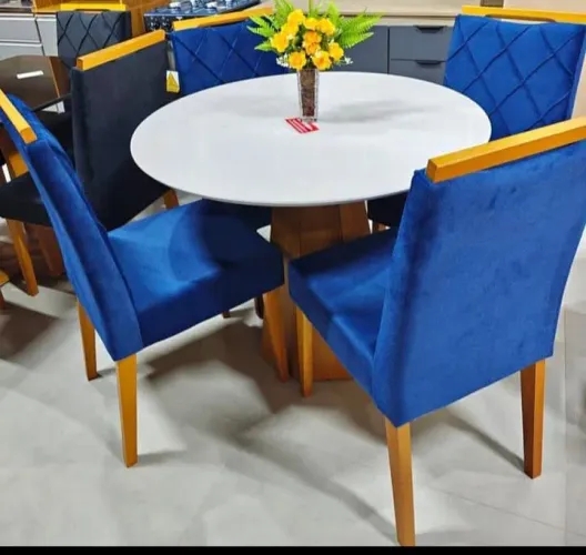 Mesa com 4 cadeiras tampão de vidro