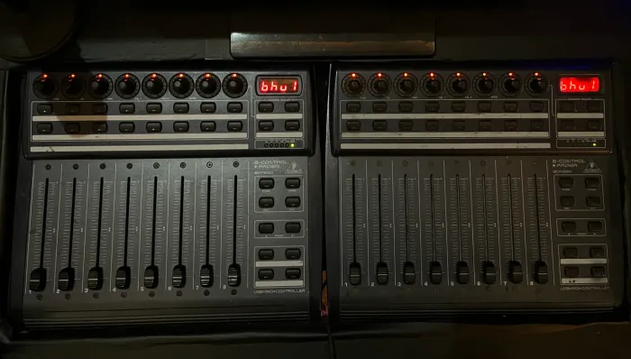 Controladoras Behringer BCF2000