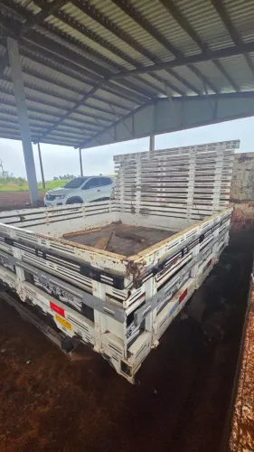 Carroceria de madeira  marca Sandri cor branca