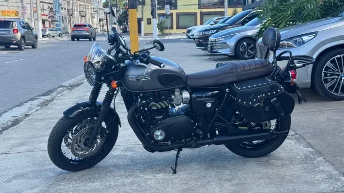 Bonneville T120 Black com Acessórios 