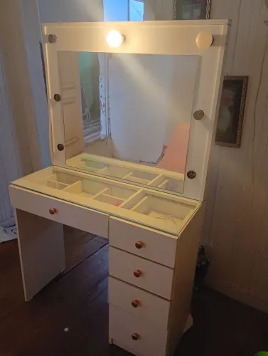 Camarim de maquiagem com pequena avaria ao lado