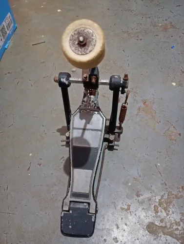 Vendo pedal de bateria usado em boas condições