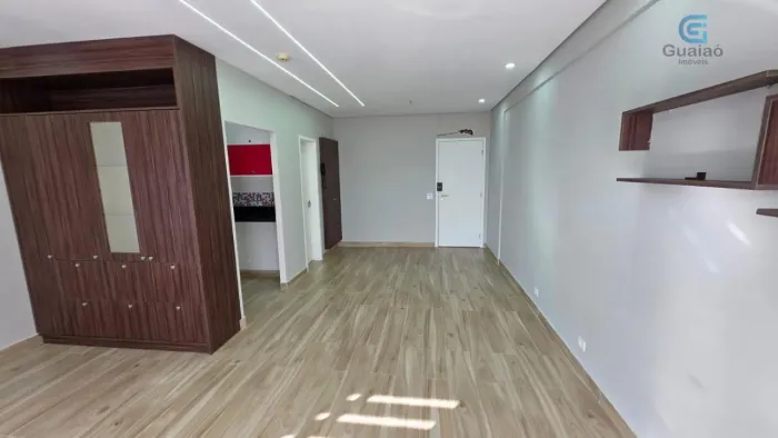 Alugo Sala Comercial com Copa, Armários, Banheiro Privativo, Sacada com Vista Livre e 01 v